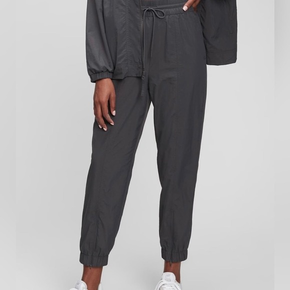 NWT - Gray Gap Fit Joggers. Size Large. MRSP $69.95. Workout, gym, lounging - Picture 5 of 7